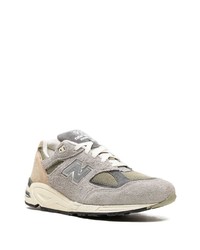 graue Sportschuhe von New Balance