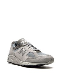 graue Sportschuhe von New Balance