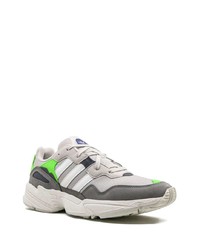 graue Sportschuhe von adidas