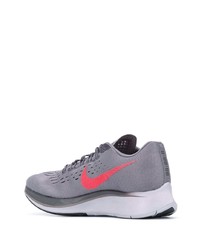 graue Sportschuhe von Nike