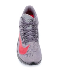 graue Sportschuhe von Nike