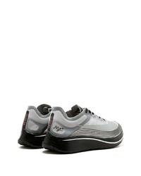 graue Sportschuhe von Nike