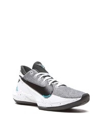 graue Sportschuhe von Nike