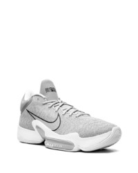 graue Sportschuhe von Nike