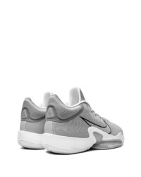 graue Sportschuhe von Nike