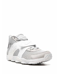 graue Sportschuhe von Nike