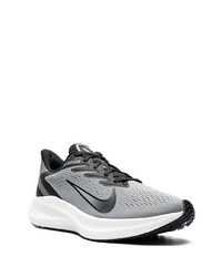 graue Sportschuhe von Nike