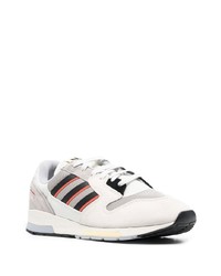 graue Sportschuhe von adidas