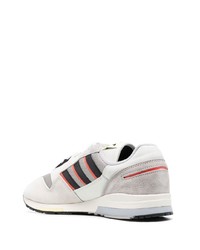 graue Sportschuhe von adidas