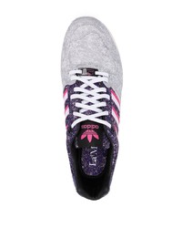 graue Sportschuhe von adidas