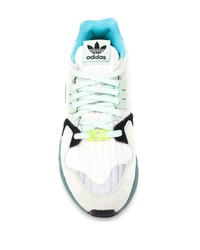 graue Sportschuhe von adidas