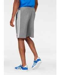 graue Sportshorts von adidas Originals