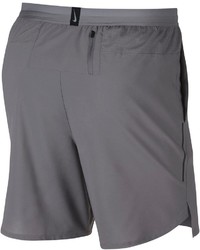 graue Sportshorts von Nike