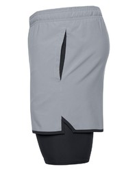 graue Sportshorts von Under Armour