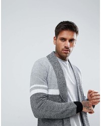 graue Strickjacke mit einer offenen Front