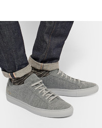 graue Turnschuhe von Common Projects