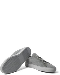 graue Turnschuhe von Common Projects