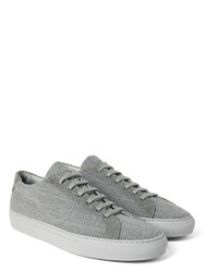 graue Turnschuhe von Common Projects