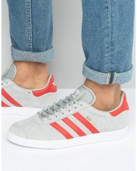 graue Turnschuhe von adidas