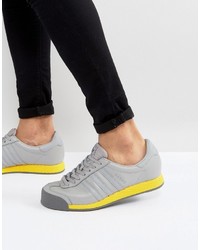 graue Turnschuhe von adidas