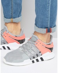 graue Turnschuhe von adidas