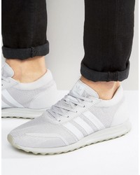 graue Turnschuhe von adidas