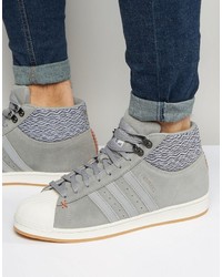 graue Turnschuhe von adidas