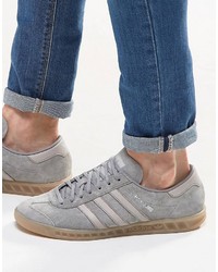 graue Turnschuhe von adidas