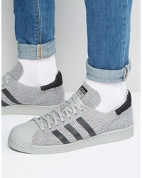 graue Turnschuhe von adidas