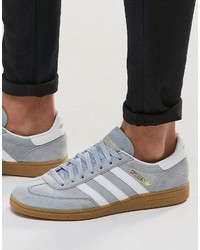 graue Turnschuhe von adidas