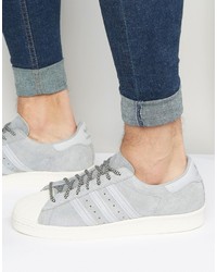 graue Turnschuhe von adidas