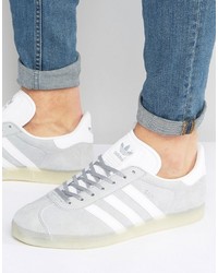 graue Turnschuhe von adidas