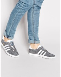 graue Turnschuhe von adidas