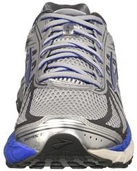 graue Turnschuhe von Brooks