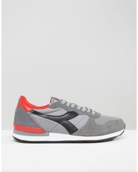 graue Turnschuhe von Diadora