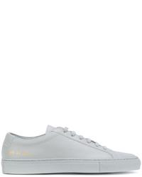 graue Turnschuhe von Common Projects