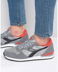 graue Turnschuhe von Diadora