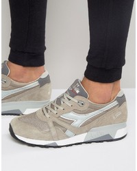 graue Turnschuhe von Diadora