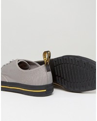 graue Turnschuhe von Dr. Martens