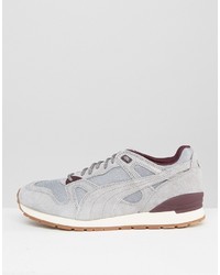 graue Turnschuhe von Puma