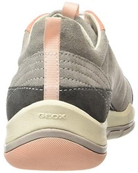 graue Turnschuhe von Geox