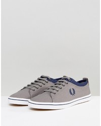 graue Turnschuhe von Fred Perry