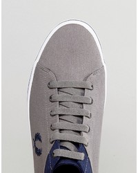 graue Turnschuhe von Fred Perry