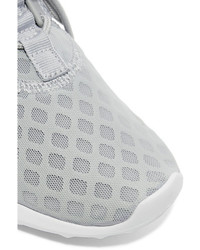 graue Turnschuhe von Nike