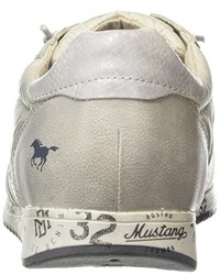 graue Turnschuhe von Mustang