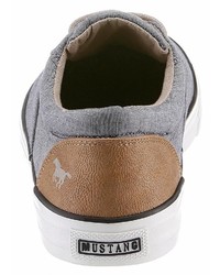 graue Turnschuhe von Mustang Shoes