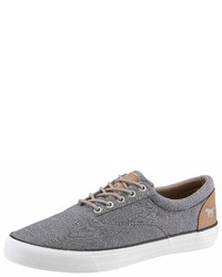 graue Turnschuhe von Mustang Shoes