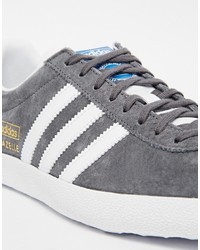 graue Turnschuhe von adidas