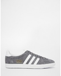 graue Turnschuhe von adidas