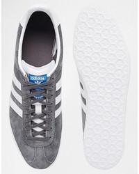 graue Turnschuhe von adidas